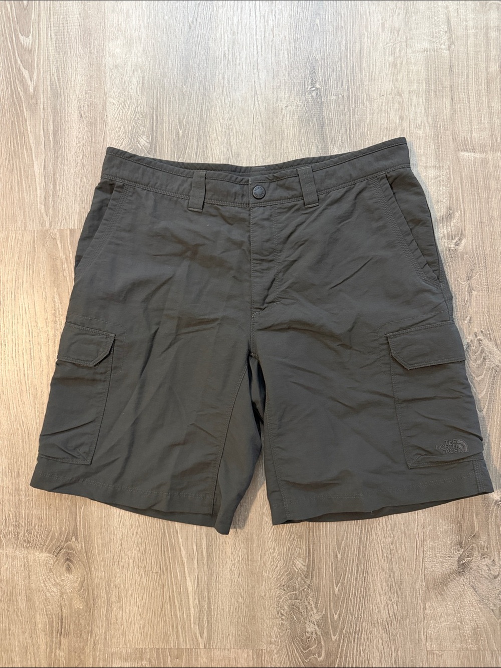 The North Face 34 Men's Casual Charcoal Gray Cargo Utility Shorts
